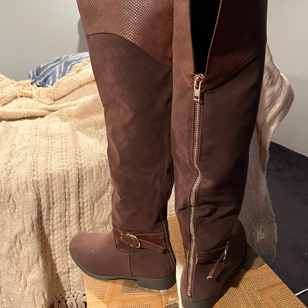 Adorable never worn knee high full zip boots